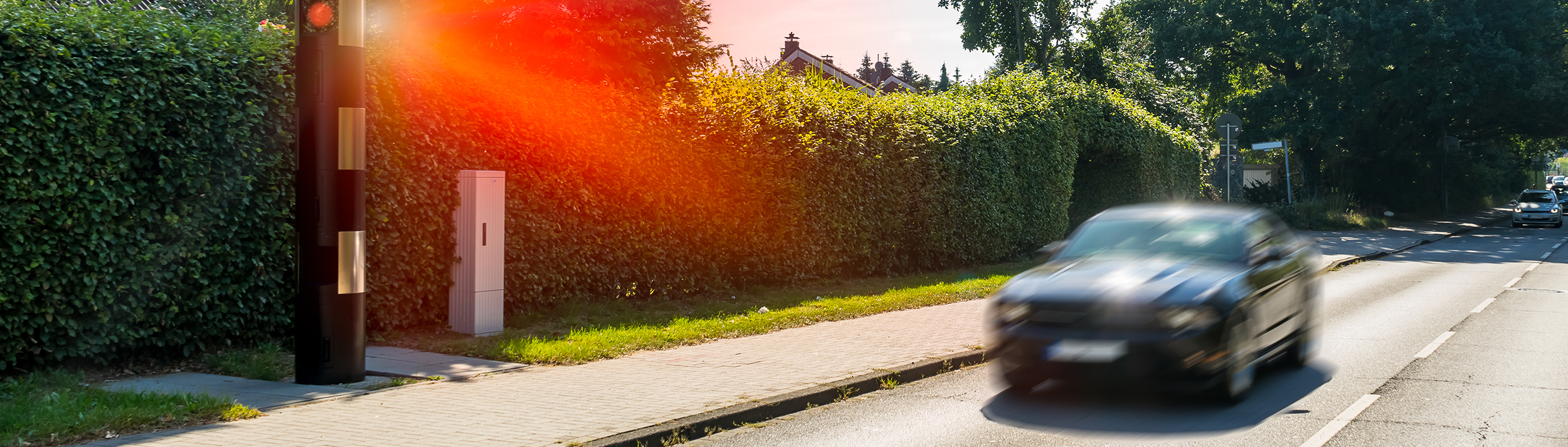Das Bild zeigt den Zeitpunkt, bei dem ein Auto geblitzt wird