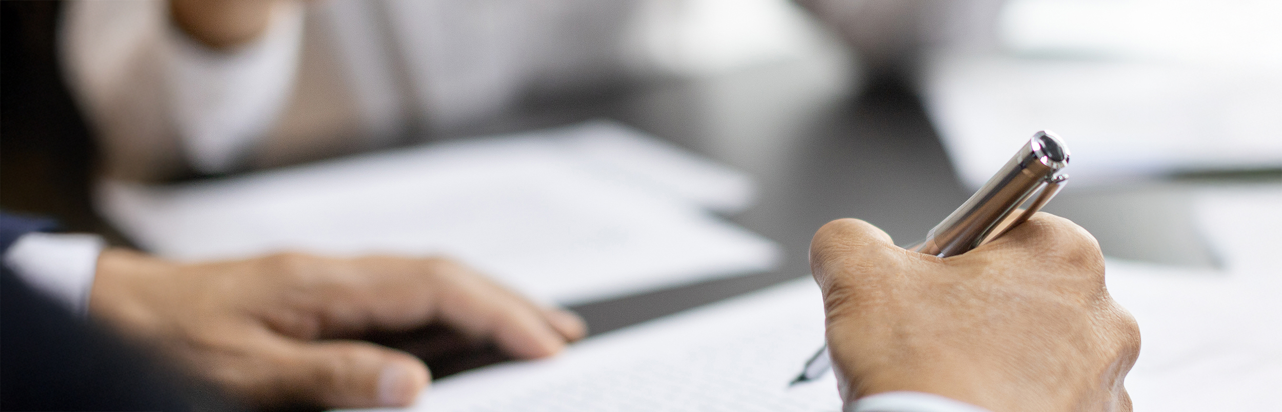 Das Bild zeigt eine Situation, die in einem Zivilrechtsprozess stattfinden könnte