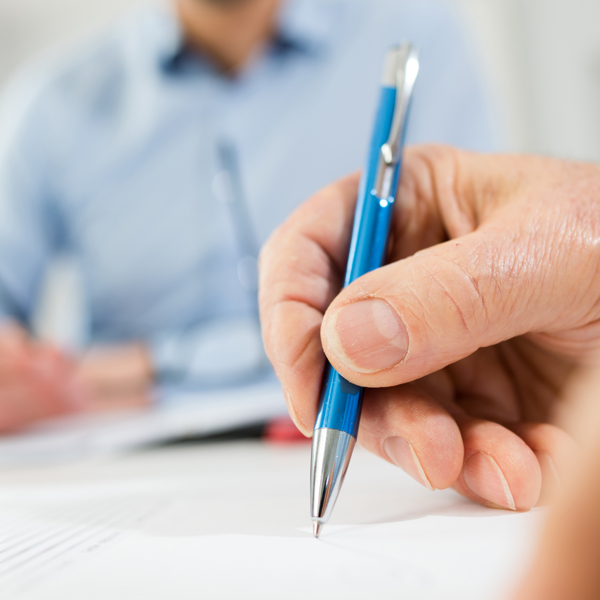 Das Bild zeigt eine Situation, die in einem Zivilrechtsprozess stattfinden könnte